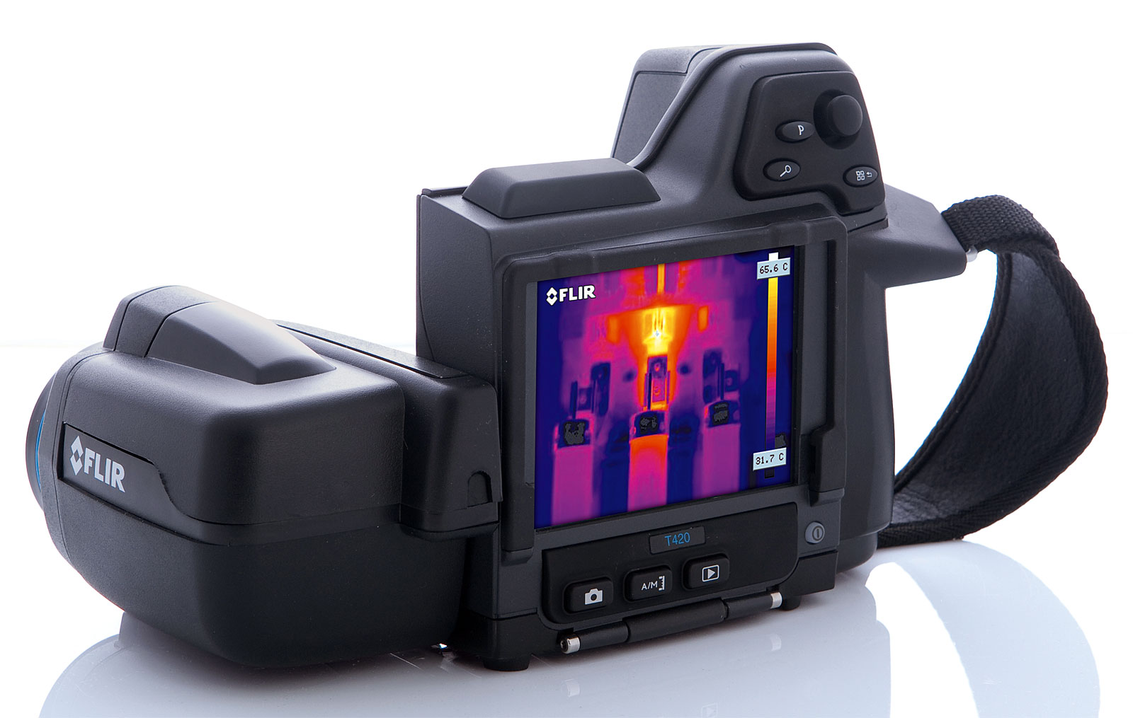 FLIR T440 jest wyposażona w zoom cyfrowy 8 x oraz innowacyjną funkcję Multi Spectral Dynamic Imaging (MSX).