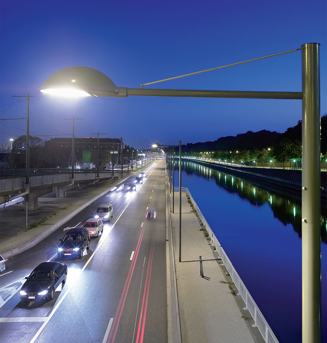 Najnowocześniejsze systemy sterowania oświetleniem ulicznym generują oszczędności. W połączeniu z oświetleniem LED, mogą zmniejszyć zużycie energii nawet o 70%, oraz spowodować zmniejszenie kosztów utrzymania aż do 70%, w porównaniu z oświetleniem konwencjonalnym.