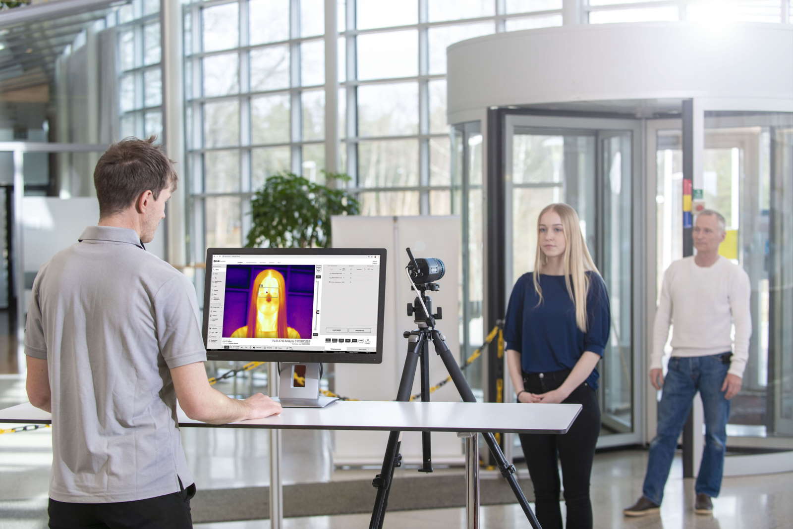 firma flir wprowadza inteligentne czujniki termiczne do kontroli przemyslowej oraz wykrywania podwyzszonej temperatury ciala