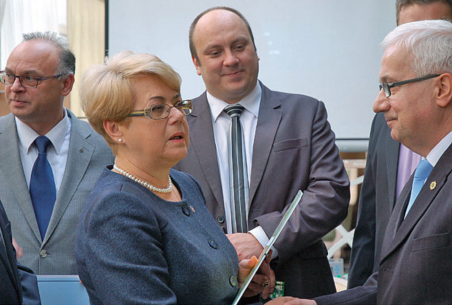 Ignacy
Szubryt, opiekun zwycięskiego zespołu,
otrzymuje dyplom z rąk Wojewody Łódzkiego, pani Joanny Chełmińskiej. Do gratulacji przyłączają się Ryszard Świetlicki - prezes Akademii Chint oraz Jakub Róziewicz
- prezes Chint Poland.