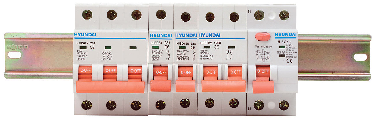 Fot.
1. Najważniejsze cechy urządzeń HYUNDAI to bezpieczeństwo, łatwość
użytkowania oraz niezawodność.