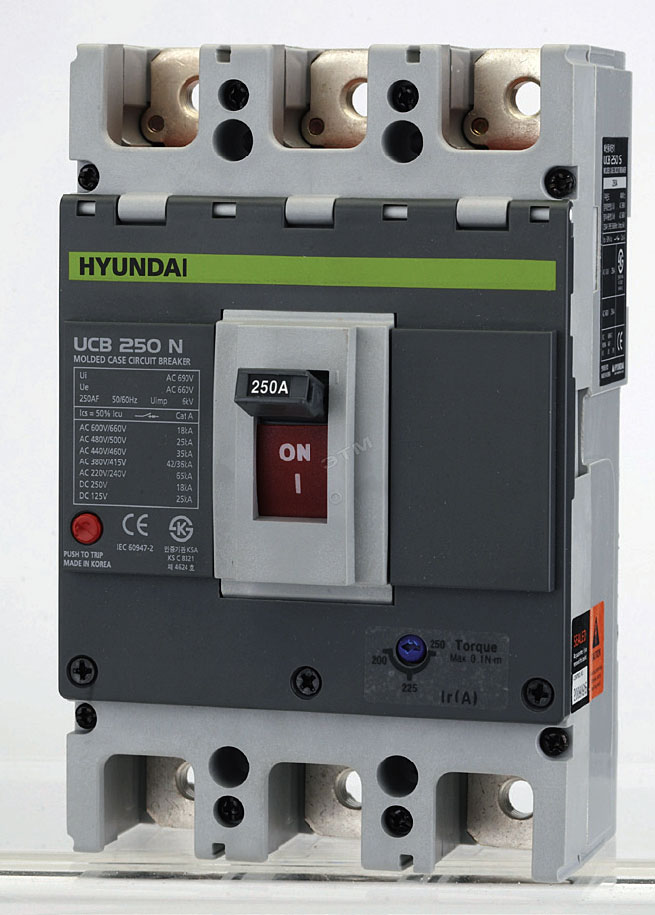 Fot.
2. Wyłącznik MCCB serii U to wysoka
zdolność wyłączania przy mniejszych
rozmiarach.