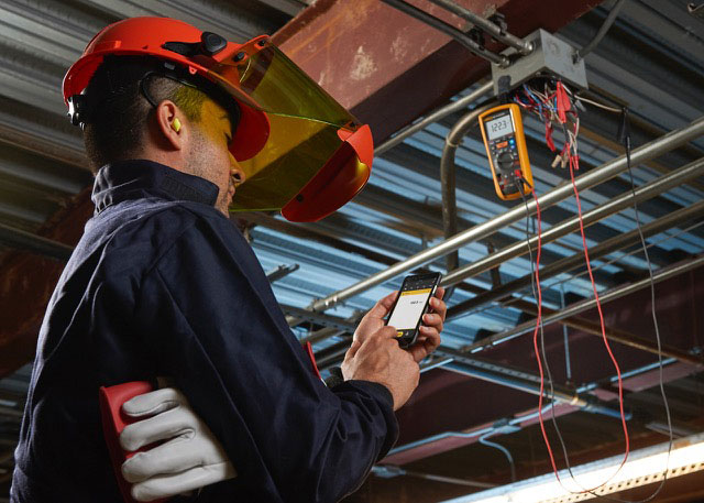 Fluke wprowadza multimetr 1587 FC – dwa przyrządy w jednym i zgodność z systemem Fluke Connect™