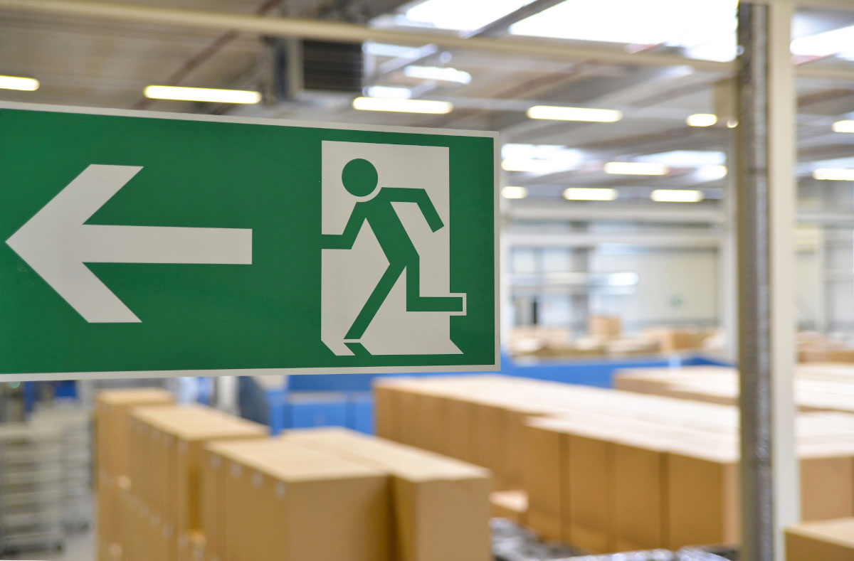 Znaki ewakuacyjne w miejscu pracy - co powinieneś wiedzieć?