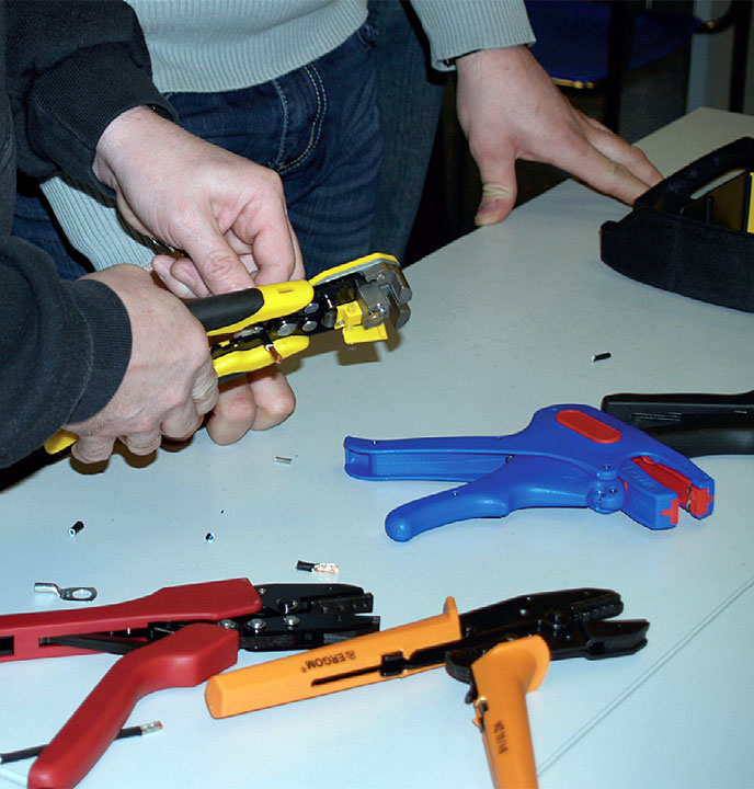 Szkolenie ERGOM: Identyfikacja końcówek kablowych oraz dobór odpowiednich narzędzi do ich zaprasowywania.