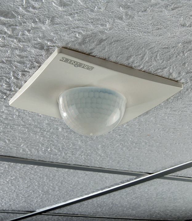 Fot. 4 Czujnik montowany w suficie podwieszanym.