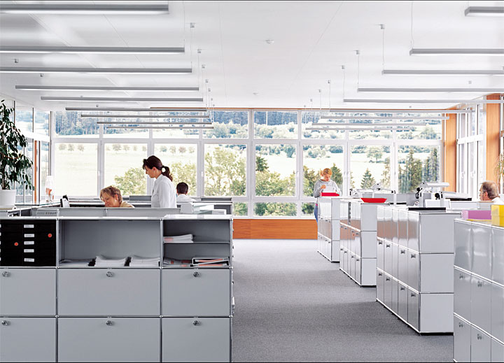 Oświetlenie pomieszczeń biurowych i szkolnych – systemy dynamicznego światła