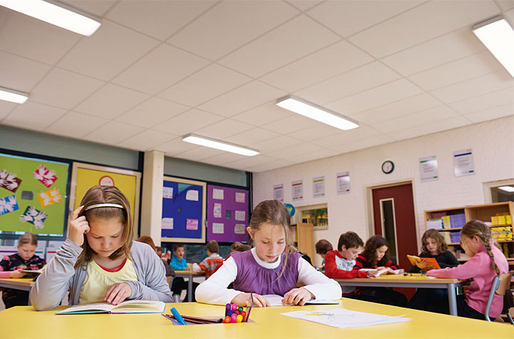 Oświetlenie pomieszczeń biurowych i szkolnych – systemy dynamicznego światła