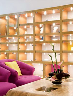 Fot. 1 Nieprawidłowy sposób montażu oświetlenia może powodować olśnienie. Oprawy zamiast oświetlać rażą obserwatora.