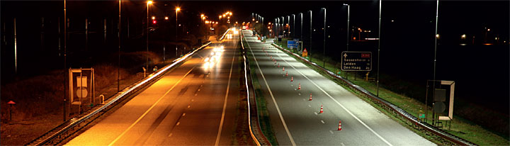 Autostrada A44 w Holandii oświetlona LED’ami (prawa jezdnia) i tradycyjnymi lampami (lewa).