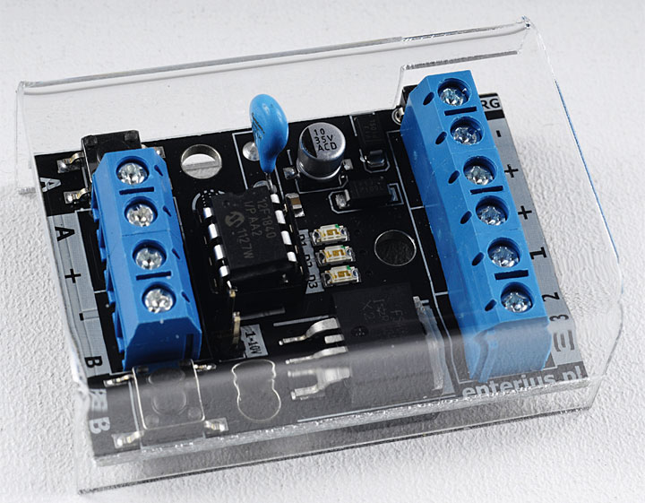 Fot. 4 Sterownik LED EC-11RGB jest urządzeniem umożliwiającym, nie tylko odkrycie świata barw przy pomocy systemów RGB, ale także stworzenia nie zapomnianego klimatu w zaciszu domowym. W niewielkim urządzeniu otrzymujemy 13 dynamicznych programów, regulację jasności oraz prędkości, a także tryb programowania pozwalający dostosować działanie urządzenia do własnych potrzeb.