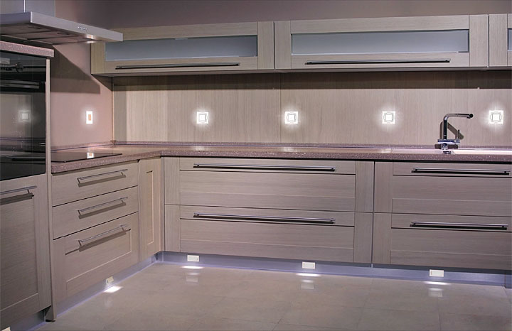 Fot. 4. Oprawy LED zamontowane na cokołach szafek kuchennych to nie tylko oświetlenie kierunkowe. w ciekawy sposób wydobywa ono bryłę mebli. Na zdjęciu oprawy z kolekcji STEPS i CRISTAL BRITOP Lighting