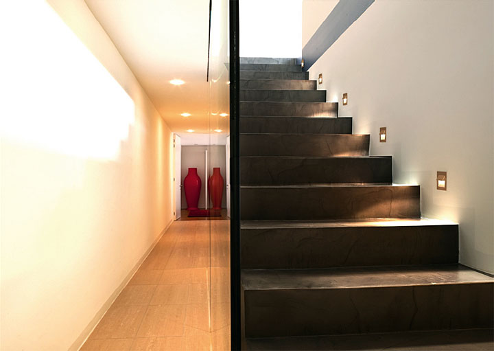 Fot. 5. Właściwie oświetlona klatka schodowa to połączenie bezpieczeństwa z estetyką ciągów komunikacyjnych.