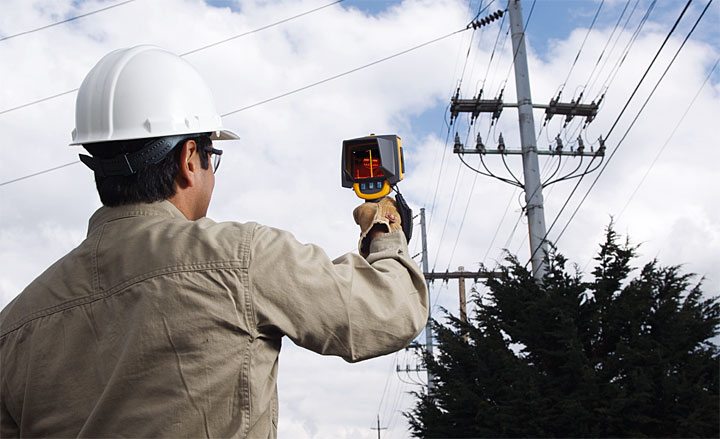 Fot. 2. Kamera termowizyjna Fluke podczas diagnostyki elektroenergetycznych linii przesyłowych. Przetwarzanie obrazu zapewnia przetwornik o rozdzielczości 320×240. Czułość termiczna (NETD) umożliwia identyfikację nawet najmniejszych różnic temperatur, które mogą wskazywać na problemy. Obrazy w podczerwieni i w paśmie światła widzialnego są nakładane automatycznie.