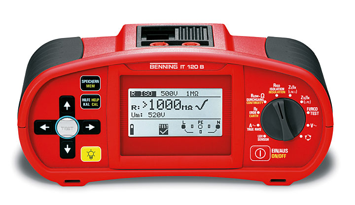 Fot. 3. BENNING IT 120 to profesjonalny, wielofunkcyjny, ręczny miernik przeznaczony do wszelkiego rodzaju pomiarów parametrów instalacji elektrycznych w budynkach. Urządzenie jest w stanie wykonać następujące pomiary: napięcia, częstotliwości oraz sekwencji faz, ciągłości, rezystancji izolacji, RCD, impedancji pętli, impedancji liniowej, IMD, prądu TRUE RMS, rezystancji uziemienia, oświetlenia. Duży podświetlany wyświetlacz umożliwia łatwy odczyt wyników, wskazań, parametrów oraz komunikatów.