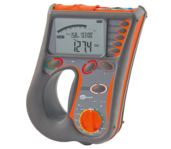 Fot. 5. Miernik rezystancji izolacji MIC-2510. Dzięki szerokiemu zakresowi napięć pomiarowych znajduje zastosowanie zarówno w pomiarach rezystancji linii kablowych i transformatorów jak też silników, urządzeń elektroenergetycznych oraz izolacji przewodów w instalacjach. Ze względu na możliwość wyboru niskich napięć sprawdzi się również w sieciach telekomunikacyjnych.