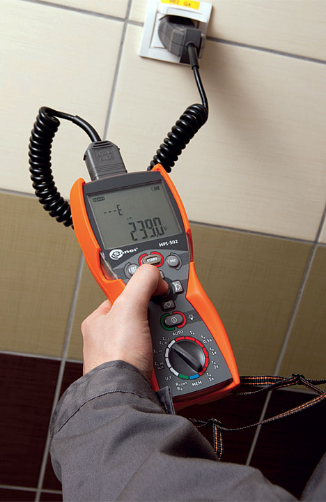 Fot. 3. Przyrząd w sposób automatyczny sprawdzi konfigurację przewodów, które przewidziano w instalacji elektrycznej gniazdka.