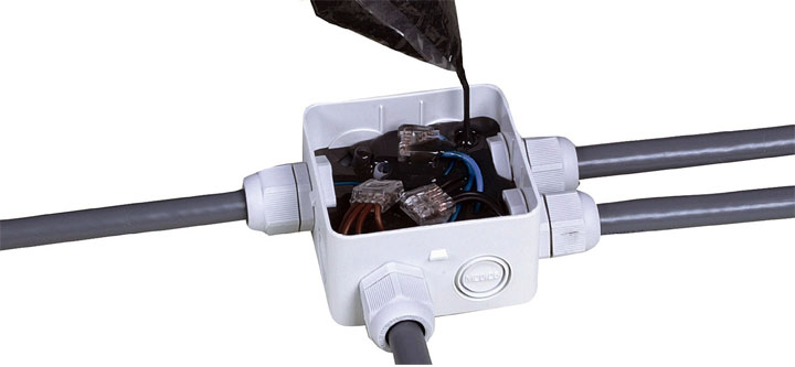 Fot. 3 Puszka instalacyjna AK1 zalana masą uszczelniającą