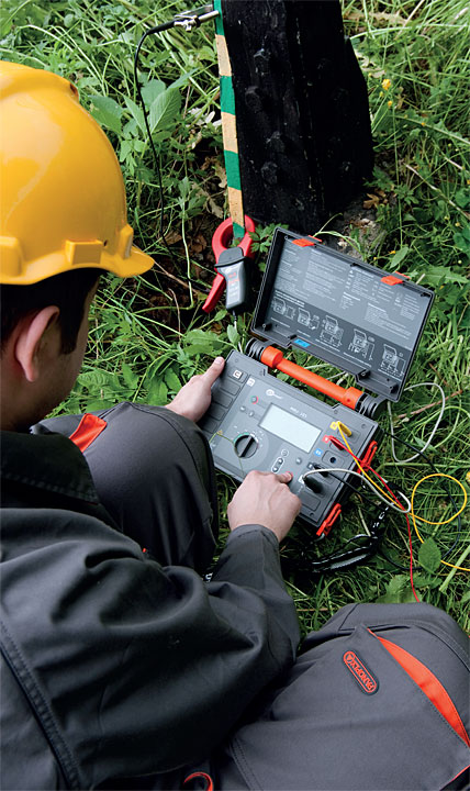 Fot. 2. Dla zapewnienia bezpieczeństwa budynku konieczne jest wykonanie pomiaru ciągłości połączeń ochronnych i wyrównawczych za pomocą dedykowanych urządzeń.