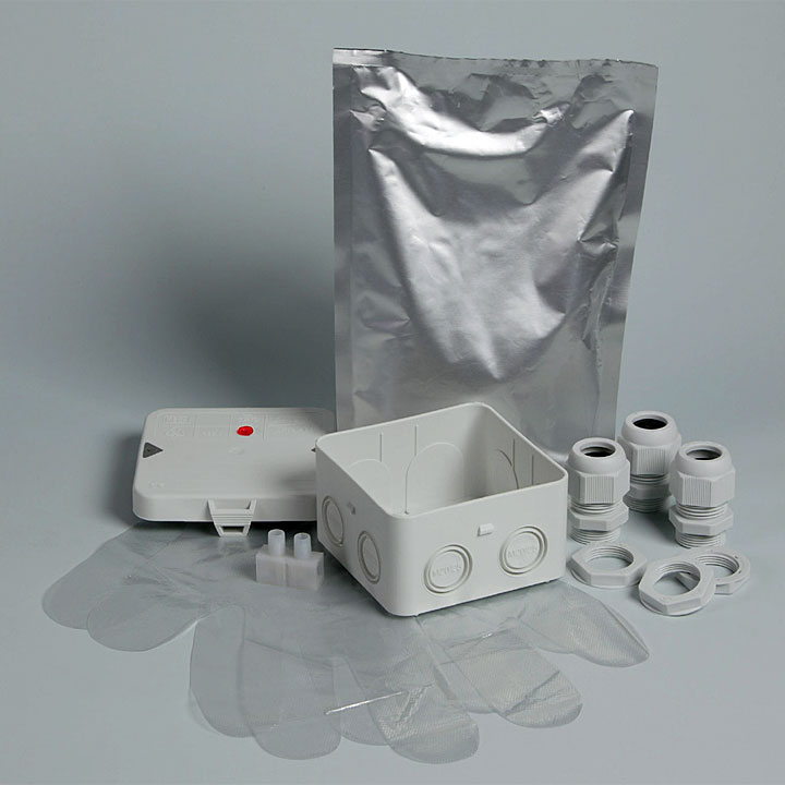 Fot. 3. Na bazie puszki AK1 został stworzony kompletny zestaw montażowy z zalewą żywiczną. Dzięki załączonym do zestawu dławikom kablowym można szybko i pewnie połączyć kable podziemne.