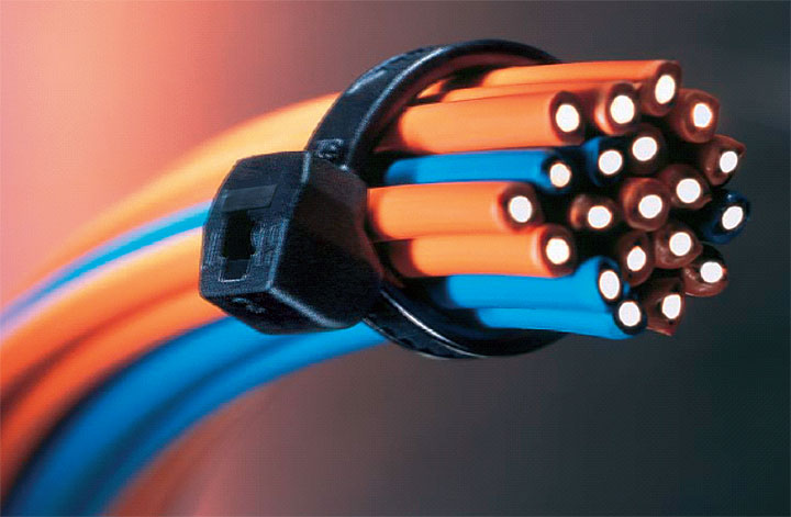 Fot. 2. Przykład opaski kablowej do przewodów o delikatnej izolacji. Gładka powierzchnia od strony izolacji (ząbkowanie zewnętrzne) minimalizuje ryzyko uszkodzeń mechanicznych.