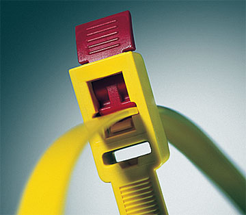 Fot. 5. Opaska kablowa z mechanizmem szybkiego rozpinania - umożliwia on szybkie zwalnianie opaski, jednocześnie pozwalając na jej duże obciążenie.