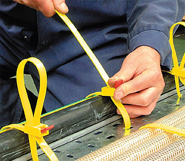 Fot. 5. Opaska kablowa z mechanizmem szybkiego rozpinania - umożliwia on szybkie zwalnianie opaski, jednocześnie pozwalając na jej duże obciążenie.