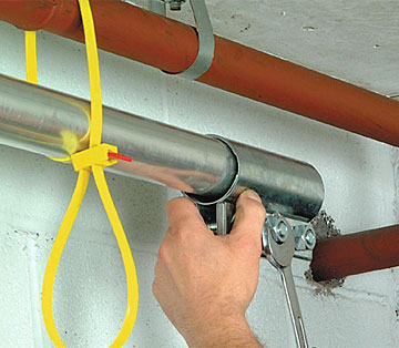 Fot. 5. Opaska kablowa z mechanizmem szybkiego rozpinania - umożliwia on szybkie zwalnianie opaski, jednocześnie pozwalając na jej duże obciążenie.