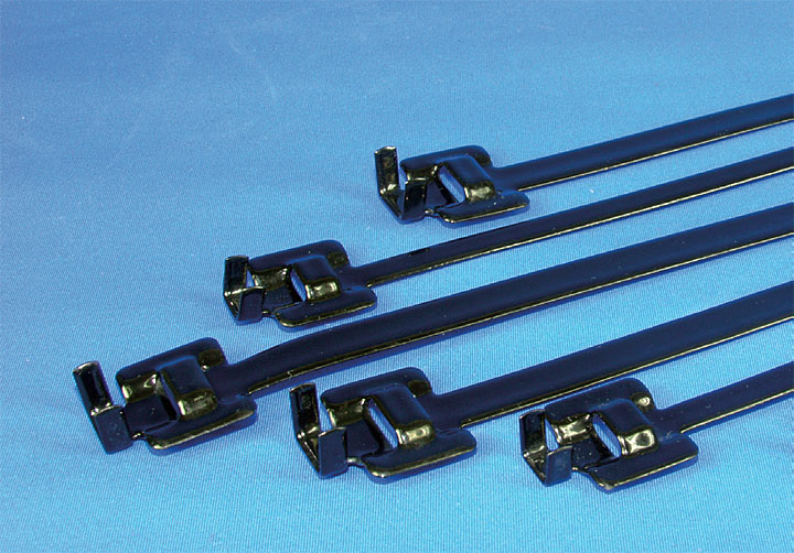 Fot. 6. Nierdzewne taśmy kablowe z zamkiem pokryte poliamidem znajdują zastosowanie, gdy istnieje konieczność zapewnienia długotrwałej ochrony przed korozją.