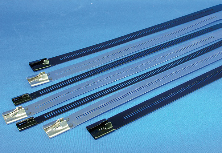 Fot. 7. Nierdzewne taśmy kablowe z zamkiem pokryte nylonem szczególnie polecana są zastosowań w środowisku narażonym na działanie wody morskiej, żrących substancji chemicznych, jak i innych substancji powodujących korozję.