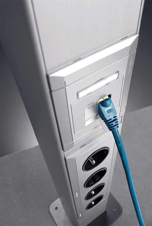 Fot. 5 Nowoczesne kolumny instalacyjne to nie tylko bezpieczeństwo i ergonomia użytkowania. Dopracowana konstrukcja i przemyślany design sprawiają, że te elementy instalacji wpływają na wygląd pomieszczeń biurowych i podnoszą ich prestiż. Kolumny elektroinstalacyjne tehalit.DA200 dostępne są w wersji jedno i dwustronnej. Wykonane są z utlenionego, aluminiowego profilu o wewnętrznej szerokości zabudowy 80 mm (DA200/80) lub 45 mm (DA200/24).