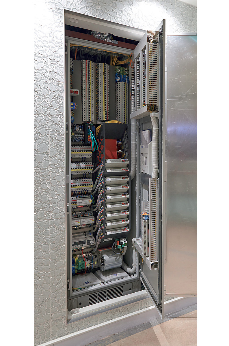 Fot. 3.
Zabudowane w minimalnej przestrzeni wnęk sterowanie oświetleniem FUNA w systemowych szafach pojedynczych Rittal SE 8.