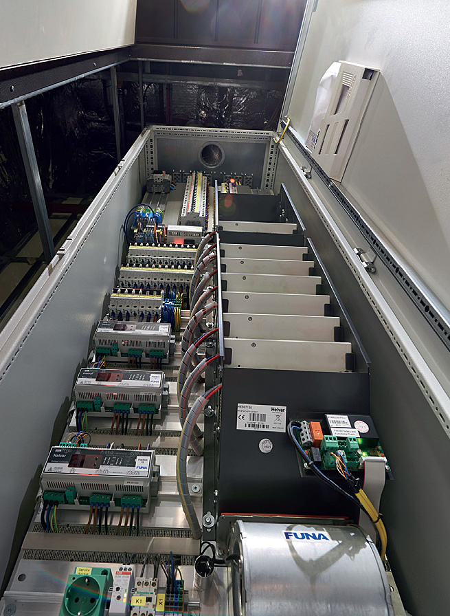 Fot. 4.
Porządnie i strukturalnie: kompaktowo zainstalowane sterowniki oświetlenia wypełniają szafę sterowniczą