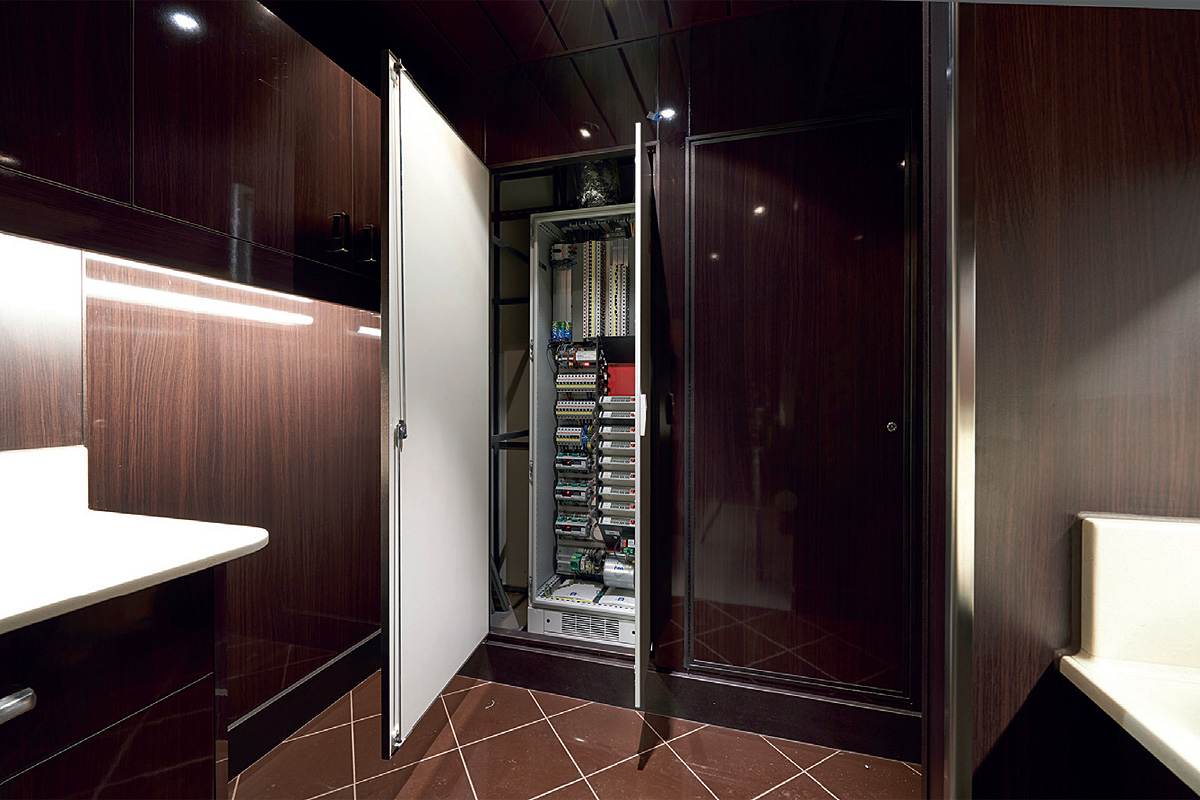 Fot. 5.
Elegancka zabudowa: na luksusowym liniowcu zainstalowano 68 szaf sterowania oświetleniem, tutaj w części ogólnodostępnej statku.