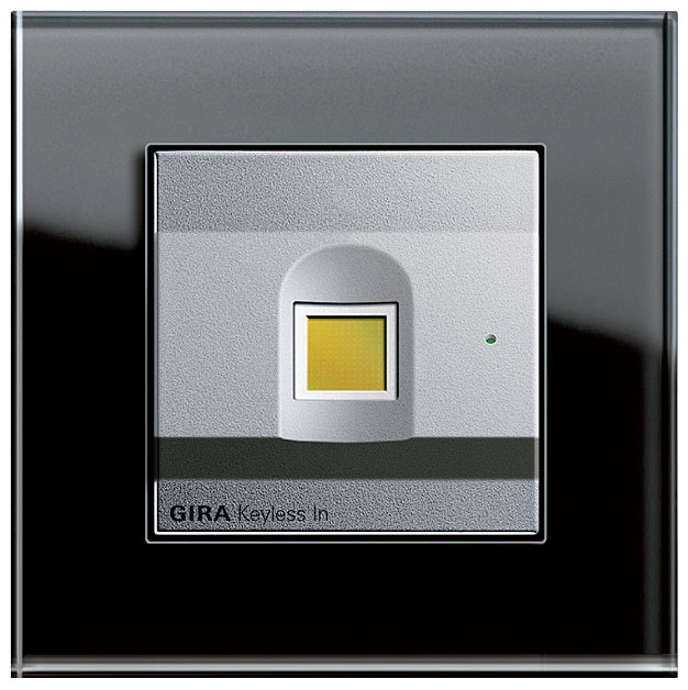 Gira E22 czytnik linii papilarnych jednoznacznie rozpoznaje każdego użytkownika. Może być używany jako samodzielne urządzenie lub element systemu (wideo)domofonowego.