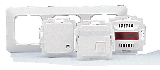 Elementy systemu przyzywowego (od lewej: transformator 230/24 V, kasownik, sygnalizator)