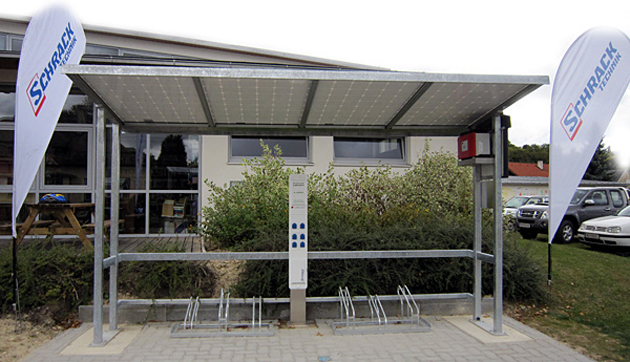 Dach nad rowerami wraz ze stojakami