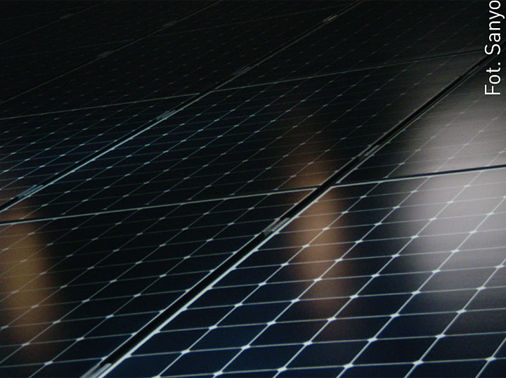 Fot. 3 Moduł Sanyo HIT 235HDE4. Podkreśla się, że moduł fotowoltaiczny jest urządzeniem, które służy do przemiany światła słonecznego, bezpośrednio na energię elektryczną. Standardowy moduł składa się z pasemek ogniw słonecznych. Są one pokryte laminatem i szybą.
