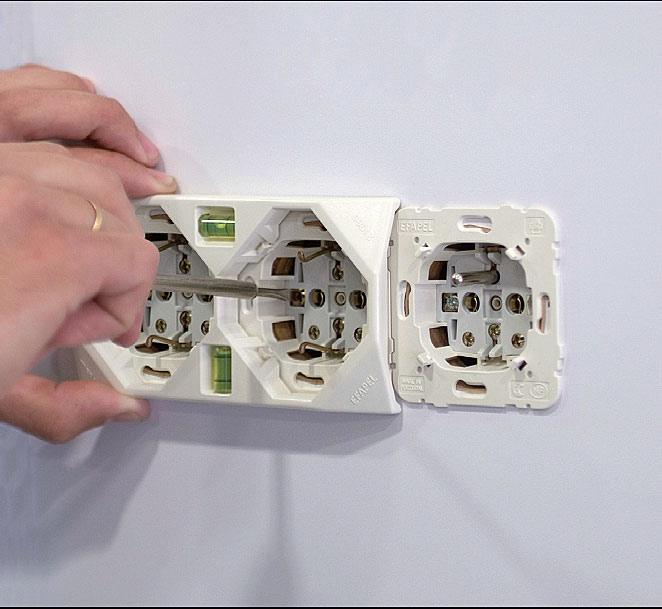 Fot. 5. Specjalna poziomica i przyrząd montażowy, oferowane przez EFAPEL, ułatwiają regulację ułożenia mechanizmu. Zapewnia to prostoliniowość mechanizmów w przypadku montażu dwóch lub więcej elementów.