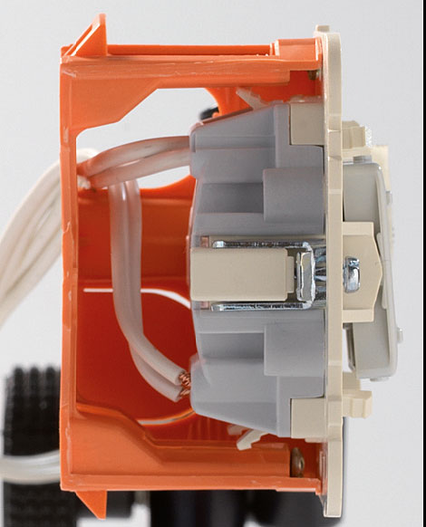 Fot. 7. Zwarty mechanizm w osprzęcie EFAPEL zwiększa przestrzeń na przewody, co umożliwia lepsze ich ułożenie wewnątrz puszki ściennej.