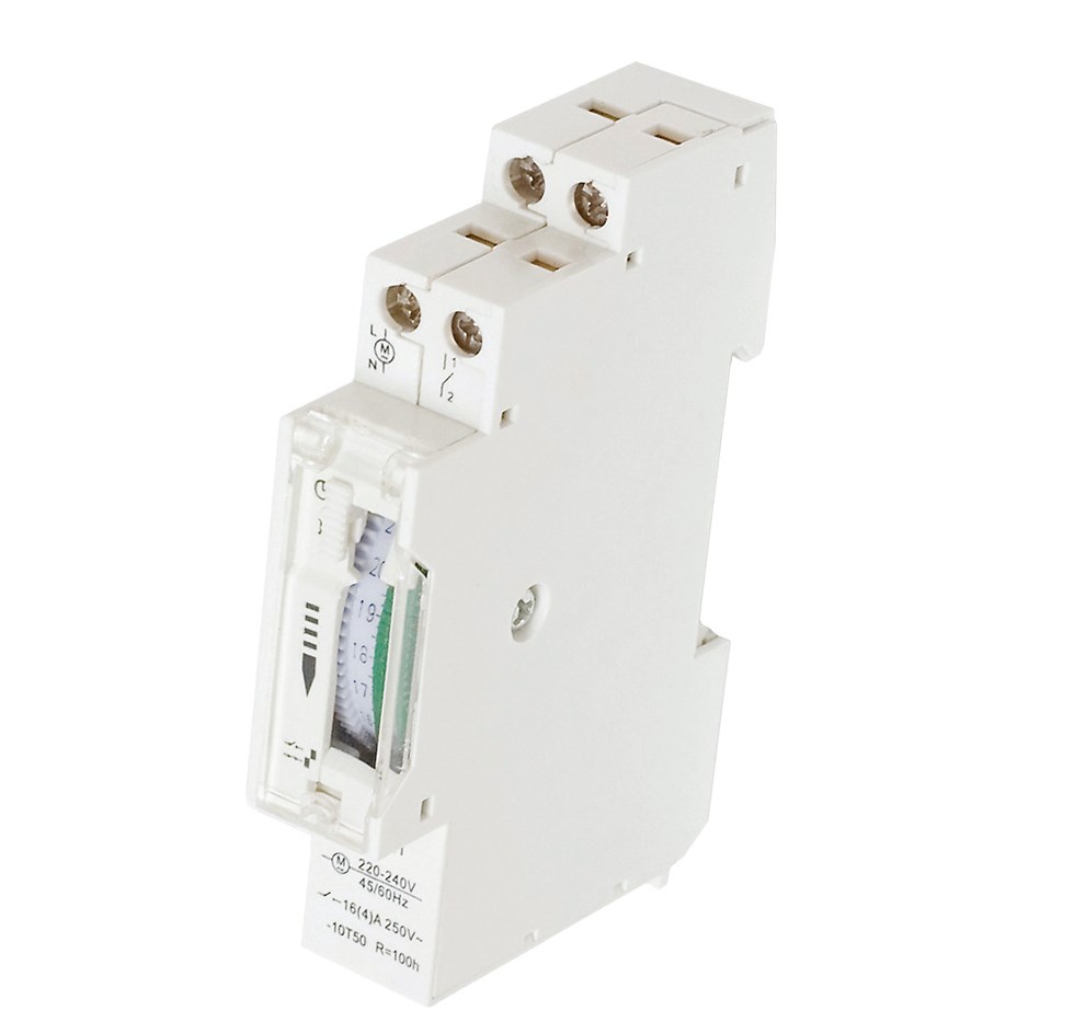 Fot. 2. Dobowy programator manualny do montażu na szynie DIN 35 mm. Posiada mechaniczna
tarczę z 96 zapadkami (jedna zapadka – 15 minut pracy włączonego urządzenia)
przykrytą przeźroczystą szybką ochronną. Urządzenie jest zabezpieczone przed
utratą ustawień spowodowanych brakiem energii do 100 godzin. Przeznaczony jest do
użytku wewnętrznego (IP20) i pracy w temperaturach -10oC ~ + 50oC.