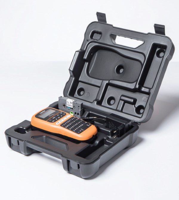 Fot. 2. Wytrzymałe walizki ułatwiają przenoszenie drukarki w miejsce prac instalacyjnych. Fot.: BROTHER