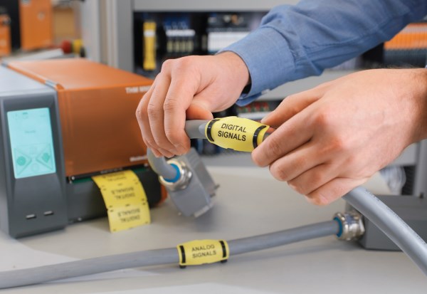 Fot. 6. Dobrze wydrukowana etykieta powinna być odporna na działanie paliw i innych tworzyw ścierających, na promieniowanie UV oraz na działanie niekorzystnych czynników atmosferycznych. Fot.: WEIDMÜLLER