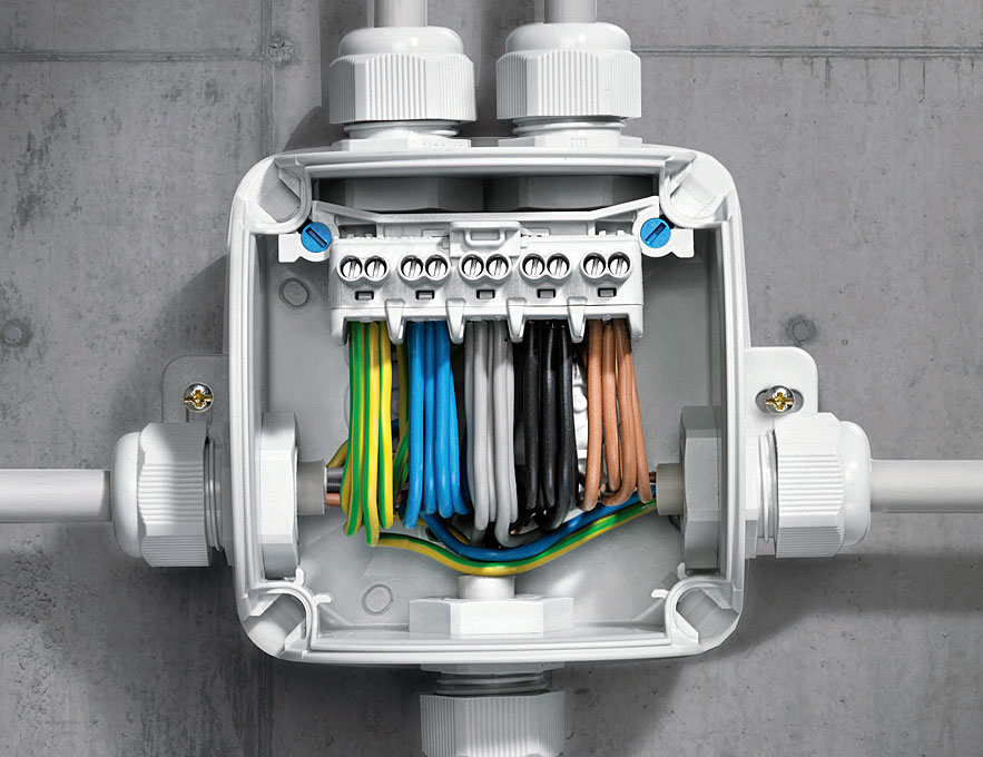 Podwójne zaciski pozwalają bez przeszkód połączyć na przykład przekroje 1,5 oraz 10 mm2