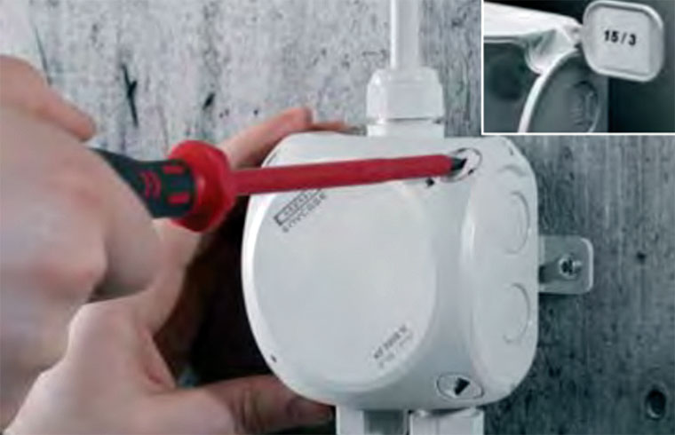 Fot. 8. Zastosowanie zamków zamiast tradycyjnych śrub pozwala na wzrokową kontrolę prawidłowego zamknięcia puszki. Wystarczy ¼ obrotu wkrętaka co znacząco przyspiesza montaż. Puszkę można opisać za pomocą oznacznika