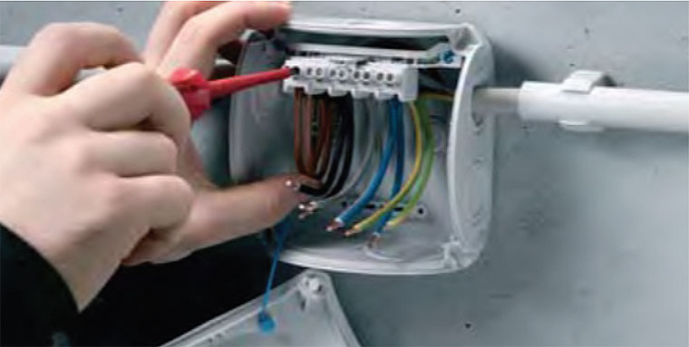 Fot. 9. Elastyczna linka do mocowania pokrywy zapobiega jej spadnięciu podczas prac na wysokości