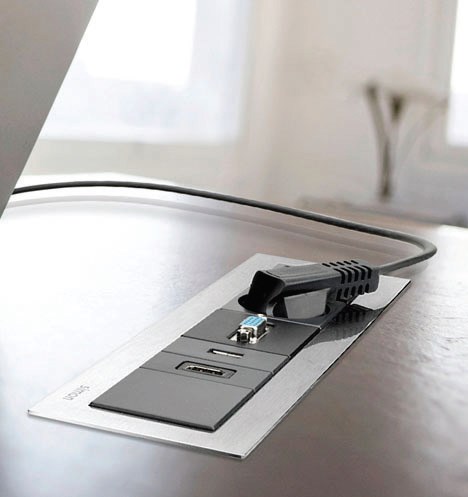 Fot. 11. Elegancki blok przyłączeniowy
wmontowany w blat biurka. Fot.: HAGER