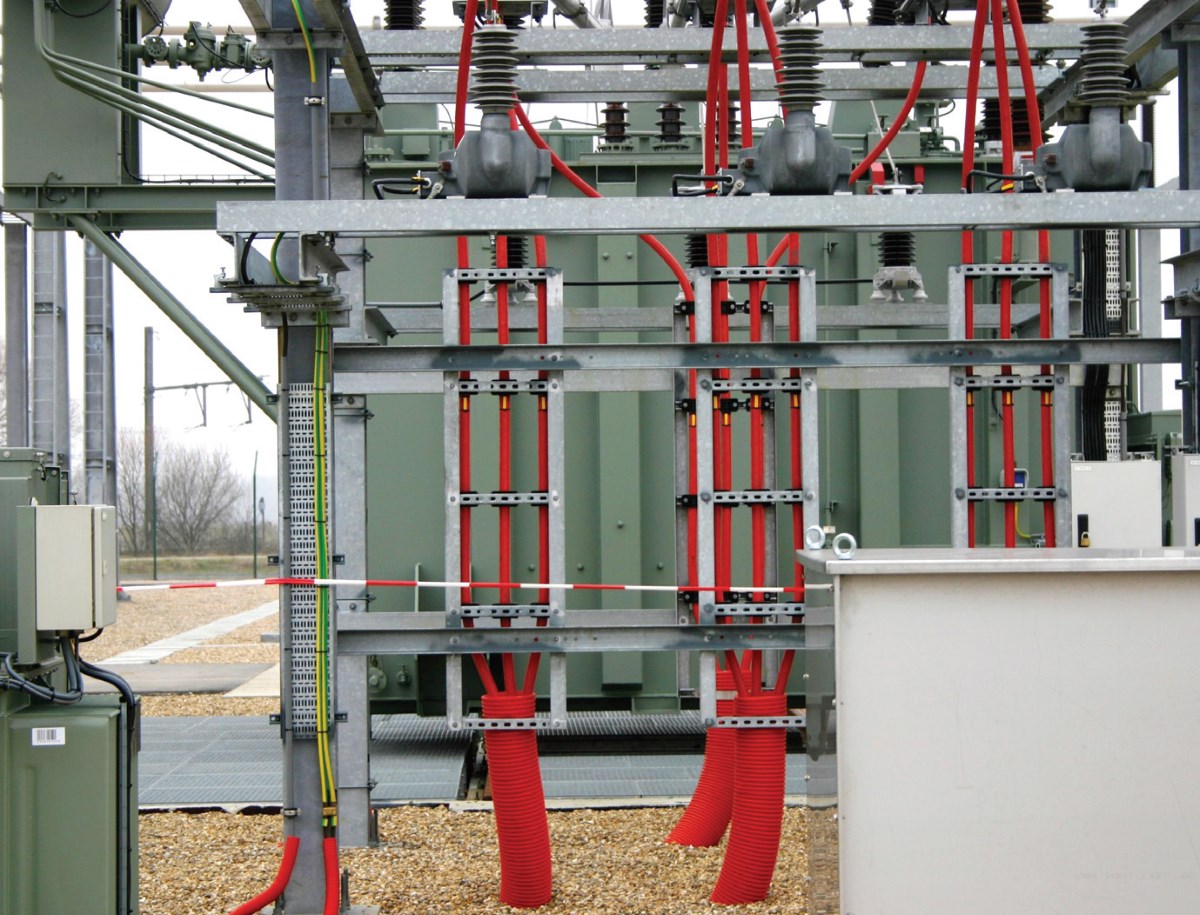 Fot. 1. Stacja elektroenergetyczna stawia szczególne wymagania, co do prowadzenia kabli
i przewodów. Fot.: TECHNODAT