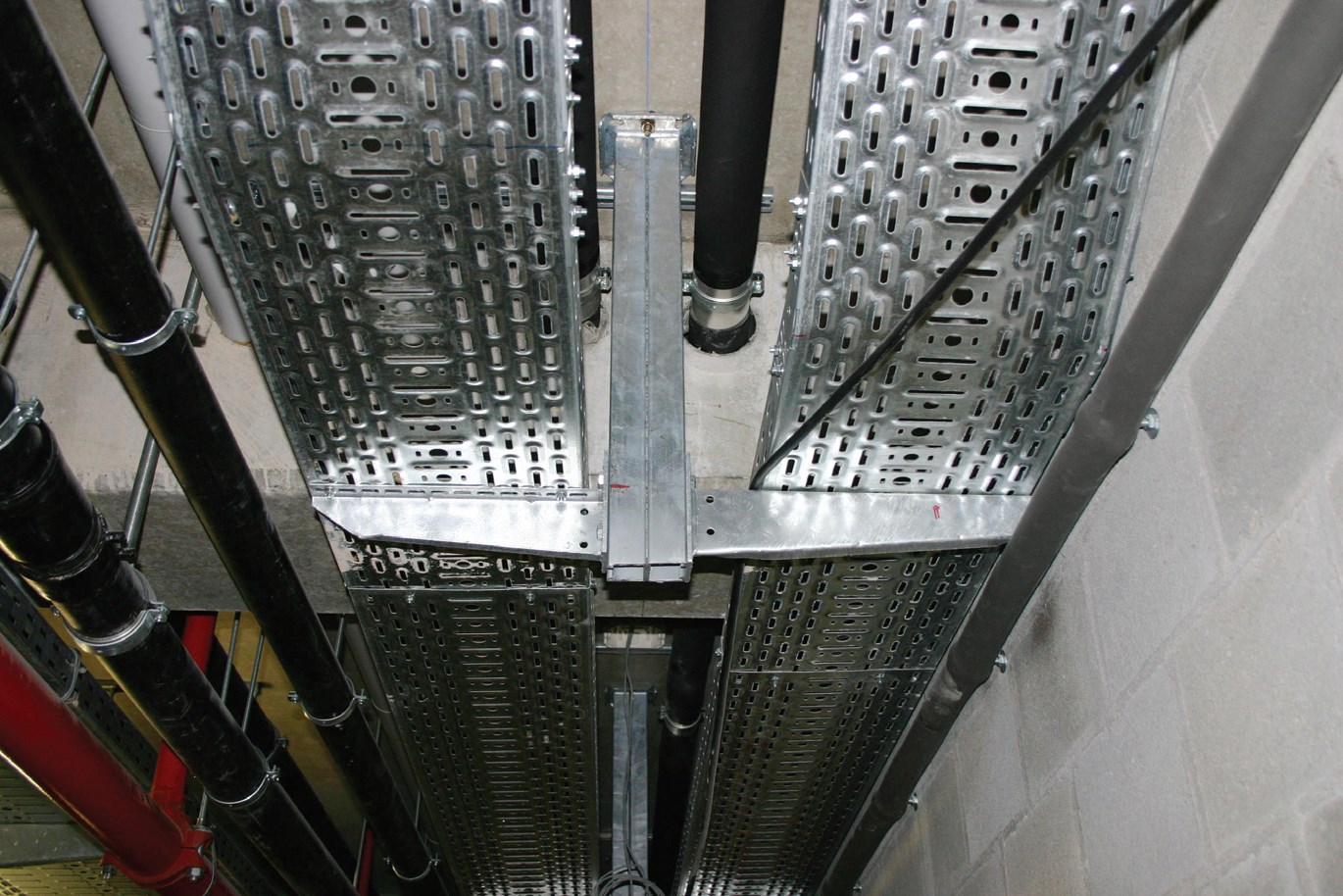 Fot. 2. Wieszaki koryt kablowych