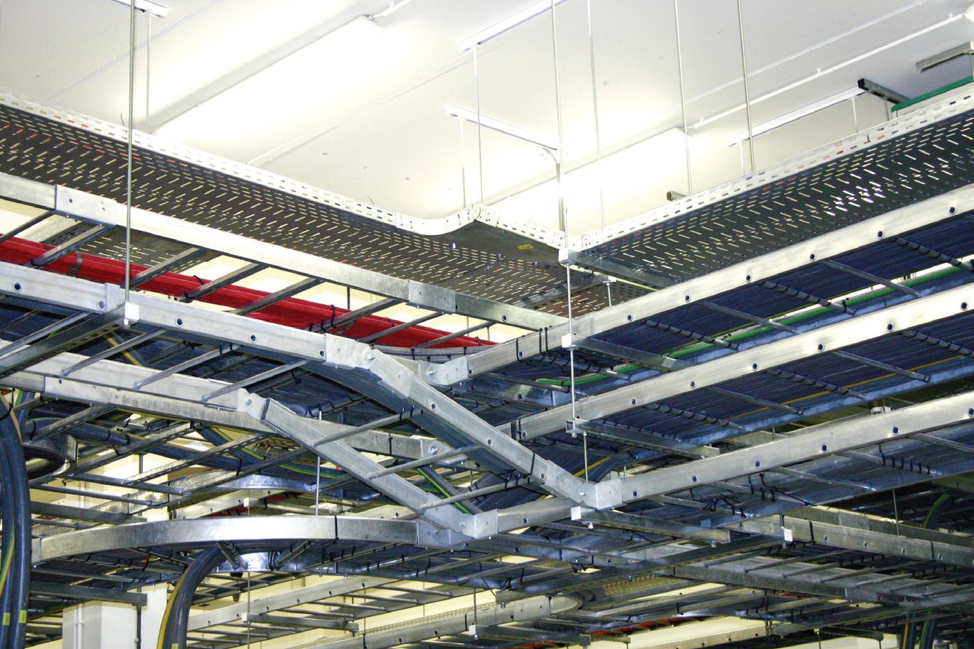 Fot. 3Systemy tras kablowych mocowane wielopoziomowo